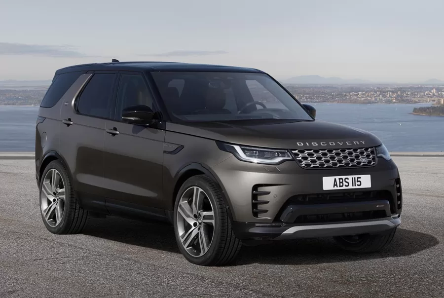 A Land Rover lançou a linha Discovery 2025 no Brasil com novidades no motor e tecnologia. O SUV segue como uma opção de destaque entre utilitários de luxo com sete lugares e sistema híbrido leve.