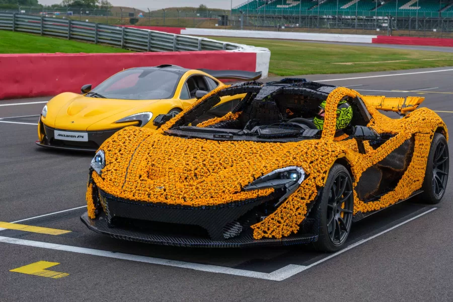 O sistema de motorização do McLaren P1 de Lego utiliza 768 motores distribuídos em oito pacotes, imitando a potência do motor V8 do modelo original, possibilitando uma velocidade de até 64 km/h.