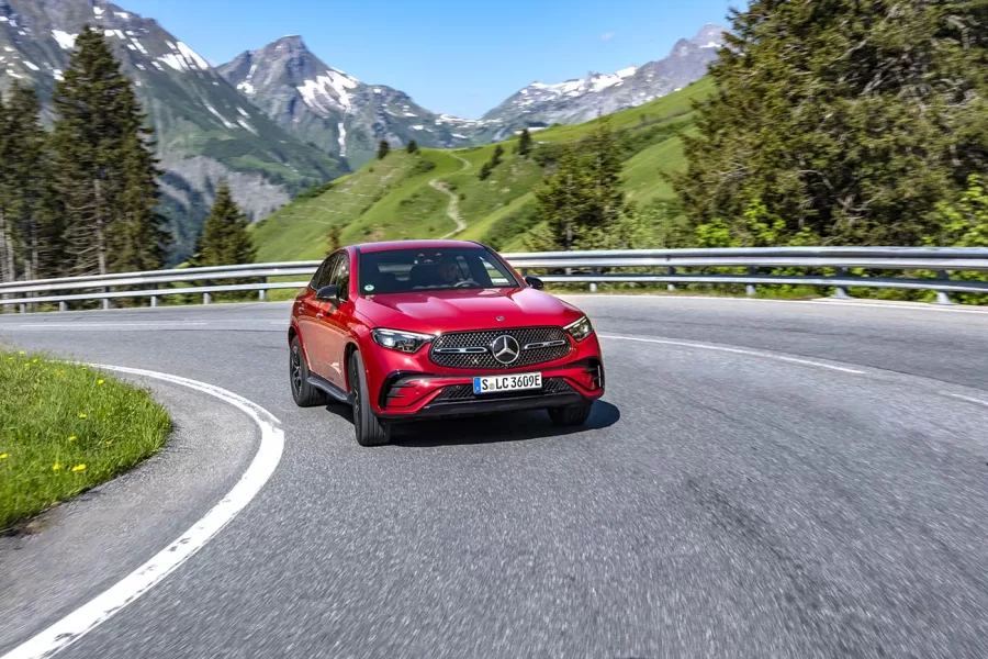 O GLC 300 4MATIC AMG Line 2025 combina um visual refinado e esportivo, com detalhes do pacote AMG que conferem sofisticação ao design externo. A versão Coupé traz ainda acabamento especial nos arcos das rodas.