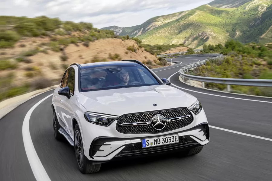 O Mercedes-Benz GLC 300 4MATIC AMG Line 2025 traz um design esportivo e sofisticado, com rodas de 20 polegadas e detalhes exclusivos no pacote AMG, além de acabamento refinado no interior.