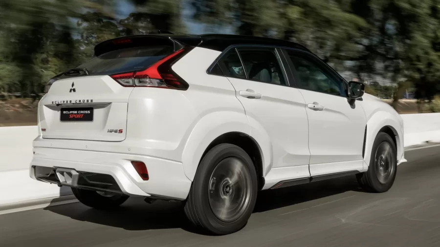 O Mitsubishi Eclipse Cross Sport 1.5 4x4 2025 vem com motor 1.5 turbo de 165 cv, torque de 25,5 kgfm, combustível gasolina e acelera de 0 a 100 km/h em 11,4 segundos, com velocidade máxima de 195 km/h.