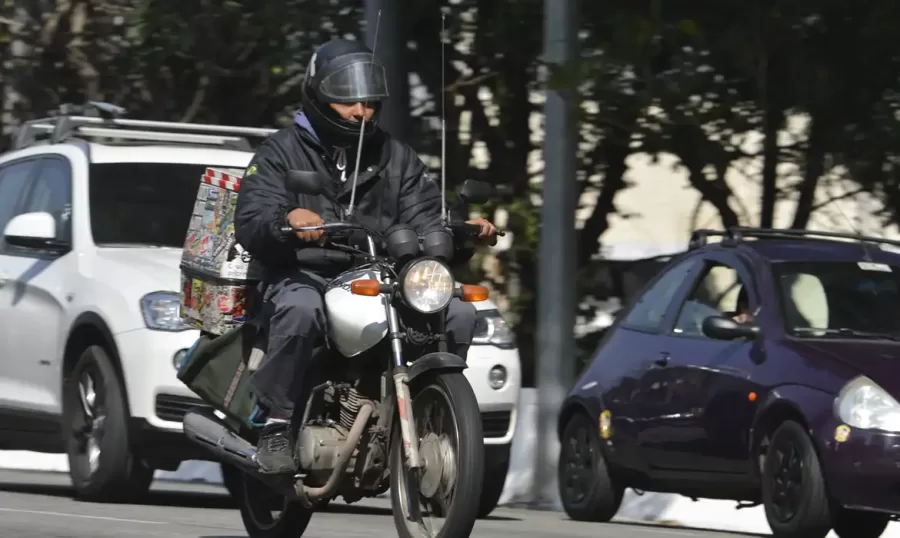 A área Frente Segura é destinada a motos e bicicletas nos semáforos. Seu uso é preferencial, o que significa que não há multa para motoristas que ocupam o espaço, segundo a CET-SP - Foto Rovena Rosa/Agência Brasil