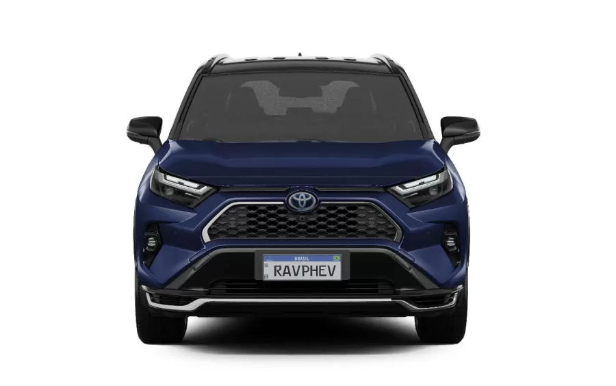 O Toyota RAV4 XSE 2024 oferece consumo de 14 km/l na cidade e 12,9 km/l na estrada, com uma ótima eficiência para um SUV híbrido de seu porte.