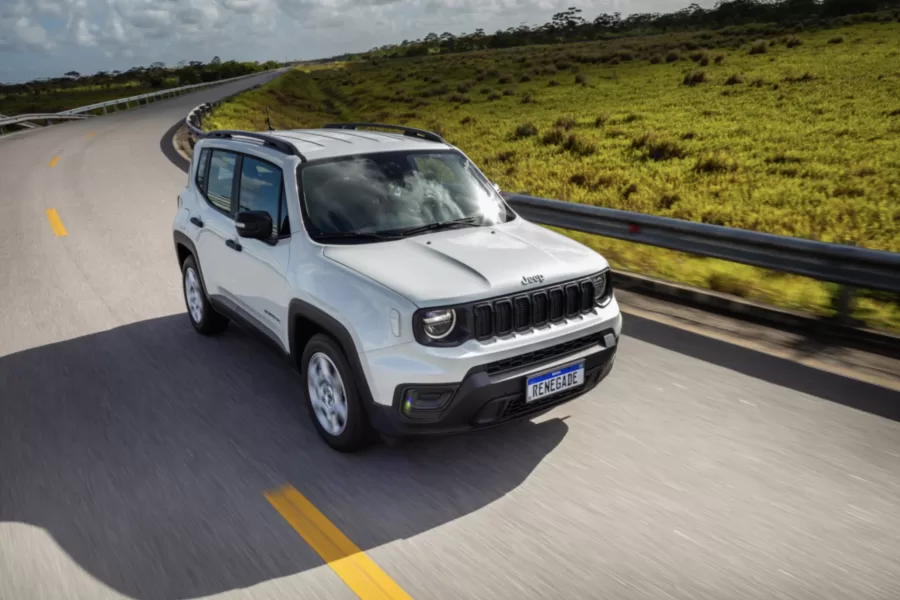 O Jeep Renegade, equipado com motor 1.3 turboflex desde 2022, tem sido alvo de reclamações frequentes sobre o consumo elevado de óleo, gerando insatisfação entre os proprietários.