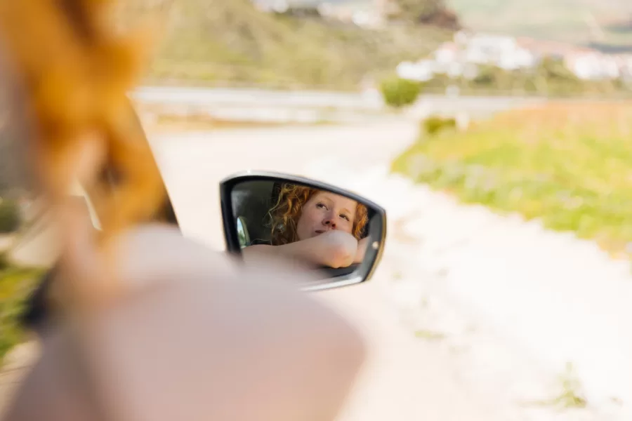 A nova regulamentação do Contran determina mudanças nos retrovisores para melhorar a visibilidade dos motoristas, eliminando pontos cegos e aumentando a segurança nas vias urbanas e rodoviárias.