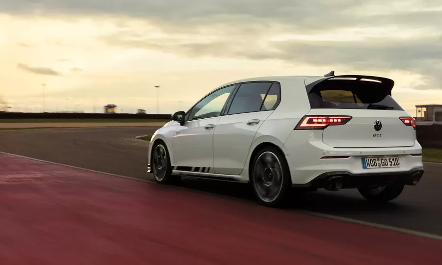 Com motor 2.0 turbo de 265 cv, o Volkswagen Golf GTI Mk8,5 acelera de 0 a 100 km/h em 5,9 segundos. Sua velocidade máxima é limitada a 250 km/h, trazendo esportividade ao hatch.