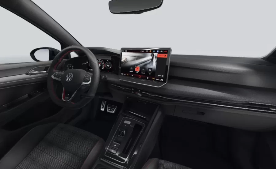 O Golf GTI Mk8,5 conta com uma nova central multimídia e assistente de voz integrado ao ChatGPT. Além disso, o sistema de som Harman Kardon simula o ronco do motor, realçando a experiência esportiva.