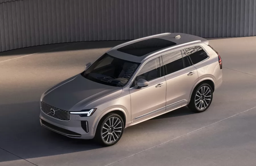 O Volvo XC90 2025 foi lançado nos EUA com design atualizado e melhorias no motor híbrido. O SUV combina luxo, eficiência e sustentabilidade, com previsão de chegada ao Brasil em 2025.