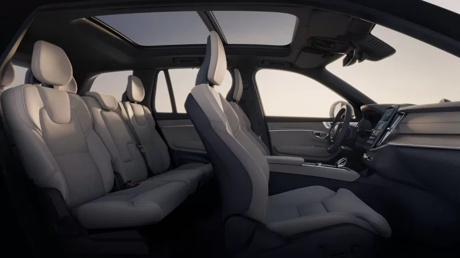 O interior do Volvo XC90 utiliza materiais reciclados, como couro sintético Nórdico, reforçando o compromisso da marca com a sustentabilidade sem comprometer o conforto e a sofisticação.