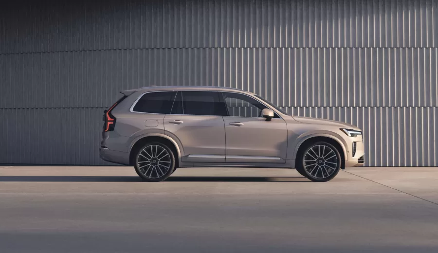 A suspensão do XC90 2025 foi recalibrada para maior conforto e estabilidade. A versão com suspensão a ar ajustável proporciona uma condução mais suave em diferentes tipos de terrenos.