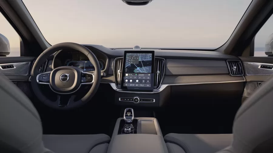 Internamente, o XC90 2025 conta com um painel redesenhado e uma tela touchscreen de 11,2 polegadas. O sistema operacional permite acesso direto a aplicativos do Google, tornando a interface mais intuitiva.