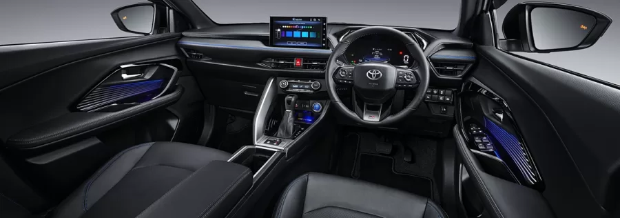 Além do design, o Yaris Cross traz um interior bem equipado, com itens de conforto como ar-condicionado digital, teto solar panorâmico e faróis Full LED, garantindo conforto e modernidade.