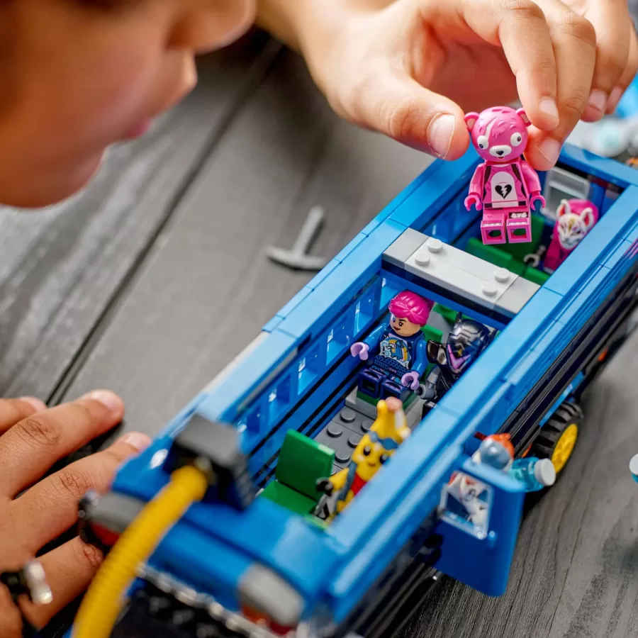 O teto removível do ônibus Lego permite que os jogadores explorem seu interior, repleto de acessórios inspirados no jogo, tornando a brincadeira ainda mais imersiva.