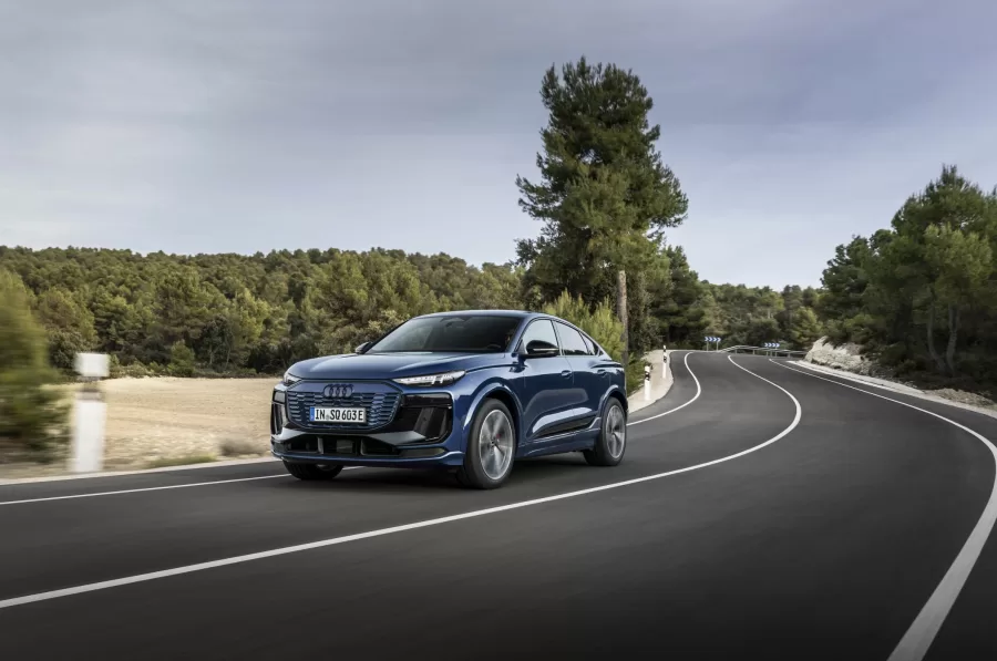 A versão mais potente, o SQ6 Sportback e-tron, possui dois motores que somam 517 cv e acelera de 0 a 100 km/h em 4,3 segundos. Essa versão tem autonomia de até 607 km, segundo o ciclo europeu.