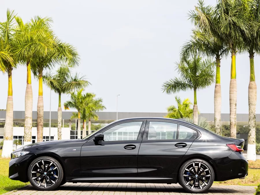 O BMW Série 3 2024 traz novidades em design e tecnologia. O modelo, produzido no Brasil, recebeu novas rodas e volantes, além do sistema BMW Live Cockpit Professional com telas curvadas.