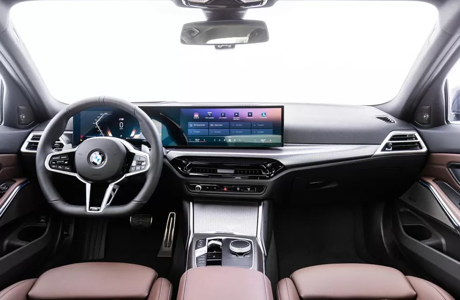 O sistema BMW ConnectedDrive oferece serviços de navegação com trânsito em tempo real, controle remoto pelo app My BMW e integração com Apple CarPlay, Android Auto e Amazon Alexa.