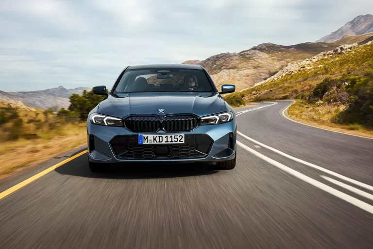 Sedan híbrido de luxo: BMW 330e M Sport recebe atualizações no design e tecnologia e já está disponível no Brasil