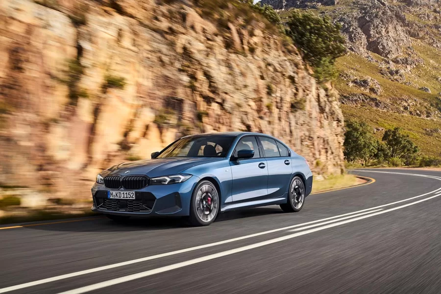 O sistema híbrido do BMW 330e M Sport permite que o veículo acelere de 0 a 100 km/h em apenas 5,8 segundos, atingindo uma velocidade máxima de 230 km/h, ideal para quem busca performance.