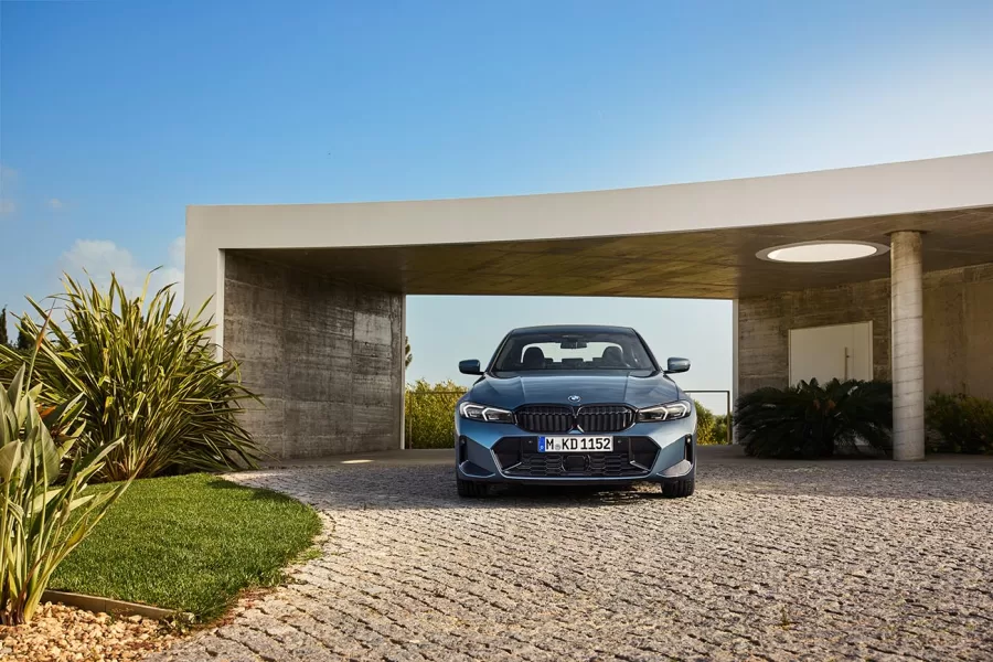 O consumo do BMW 330e é outro destaque, com médias de até 20,6 km/l na cidade e 24 km/l na estrada, consolidando-se como um dos híbridos mais econômicos do mercado brasileiro.