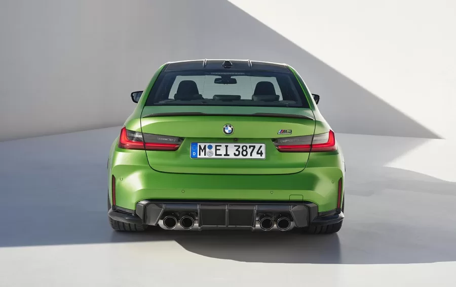 A traseira do BMW M3 2024 mantém o estilo esportivo com para-choques exclusivos da linha M, além de um sistema de exaustão duplo que destaca sua performance e potência.