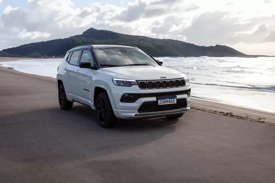 O Jeep Compass se destaca como líder entre os SUVs médios no acumulado de 2024, com 35.335 emplacamentos até setembro. Seu desempenho mantém o modelo no topo entre os mais vendidos do Brasil.