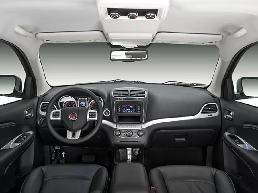 No interior, o SUV acomoda 5 ocupantes com conforto. Porta-malas de 580 litros, bancos rebatíveis e ar-condicionado automático de duas zonas reforçam a praticidade.