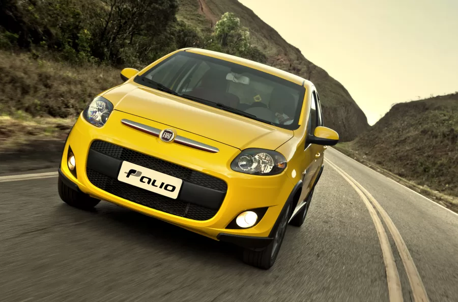 O Fiat Palio Sporting 2017 usado é indicado para quem busca um carro compacto com desempenho esportivo e praticidade para o dia a dia e viagens em família.