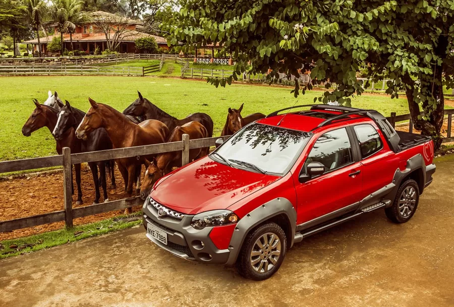 O modelo mede 4471 mm de comprimento e 1631 mm de altura, com freios a disco ventilado na frente e tambor na traseira, e pneus 205/60 R16 que proporcionam boa aderência e estabilidade.