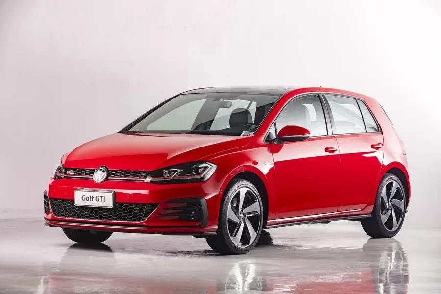 O Golf GTI Mk7,5, último produzido no Brasil, traz motor 2.0 TSI de 230 cv, acelera de 0 a 100 km/h em 7 segundos e oferece uma lista robusta de equipamentos tecnológicos.