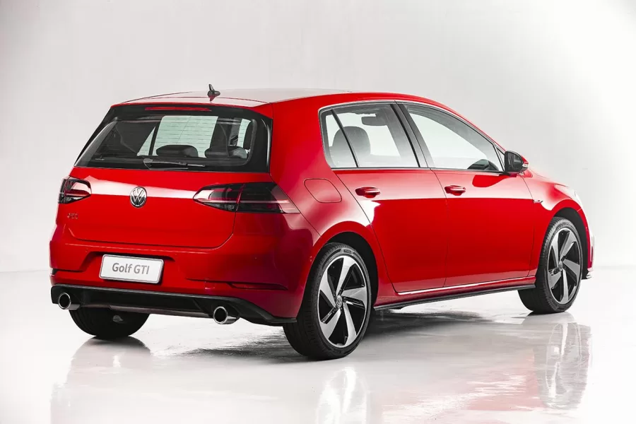 Com motor 2.0 TSI de 230 cv e câmbio DSG, o Golf GTI Mk7,5 foi o modelo mais avançado do Golf no Brasil, combinando desempenho potente com tecnologia de ponta.