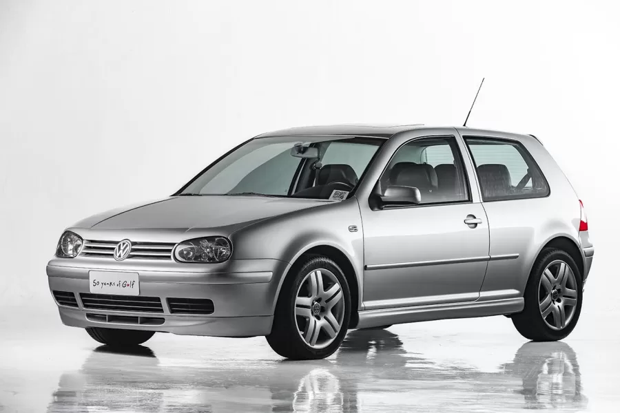 O Golf VR6 Mk4, lançado em edição limitada a 99 unidades no Brasil, trazia motor VR6 2.8 de 200 cv, câmbio manual de seis marchas e carroceria de duas portas, marcando sua exclusividade.