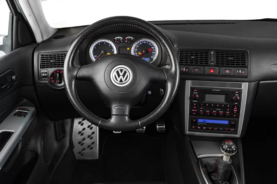 O Golf VR6 Mk4, com motor de 200 cv e câmbio manual de seis marchas, oferecia desempenho robusto em uma série limitada, tornando-se um clássico admirado por colecionadores.