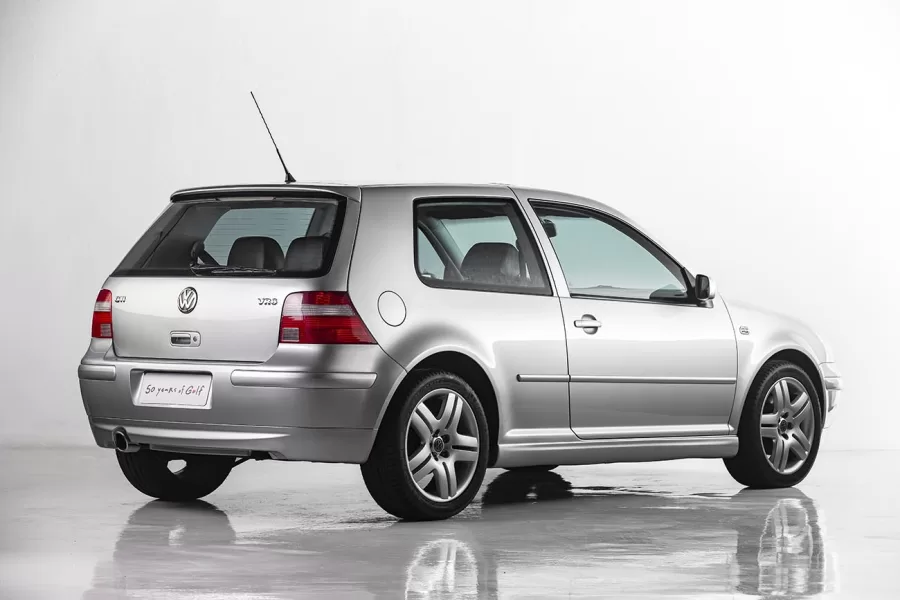 Produzido no Brasil, o Golf VR6 Mk4 combinava motor VR6 2.8 com 200 cv e suspensão rebaixada, sendo uma das versões mais exclusivas, com apenas 99 unidades fabricadas.