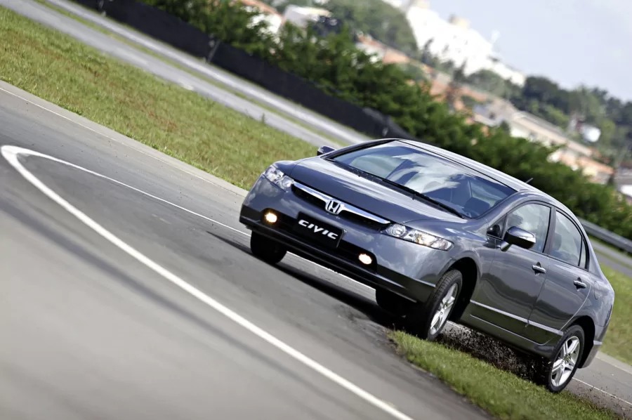 Honda Civic 2016, motor 2.0 flex, câmbio automático de cinco marchas, bancos de couro, controle de tração e estabilidade. Inclui câmera de ré e assistente de partida em rampa.