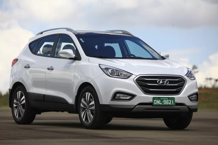 Hyundai IX35 2014, motor 2.0 flex, câmbio automático de seis marchas, amplo espaço interno e porta-malas de 465 litros. Conta com assistência elétrica para volante e freios ABS.