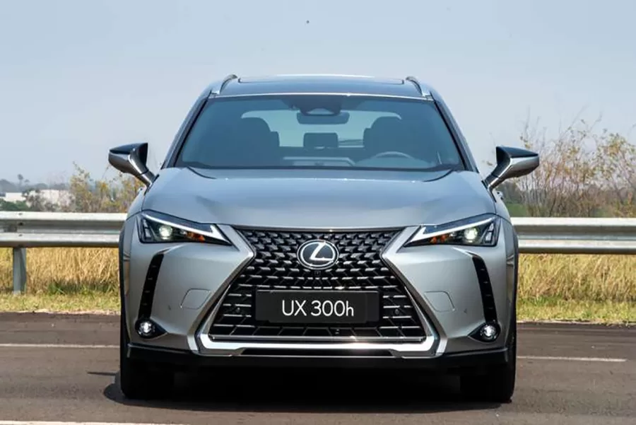 O Lexus UX 300h é lançado no Brasil como substituto do UX 250h, trazendo inovações no sistema híbrido e mais potência, reforçando a eletrificação total do portfólio da marca no país.