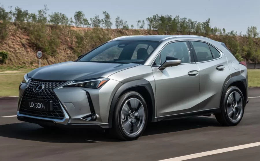 No design, o Lexus UX 300h apresenta a tradicional grade frontal da marca e faróis de LED em "L". O uso de materiais leves, como alumínio, reduz o centro de gravidade do veículo.