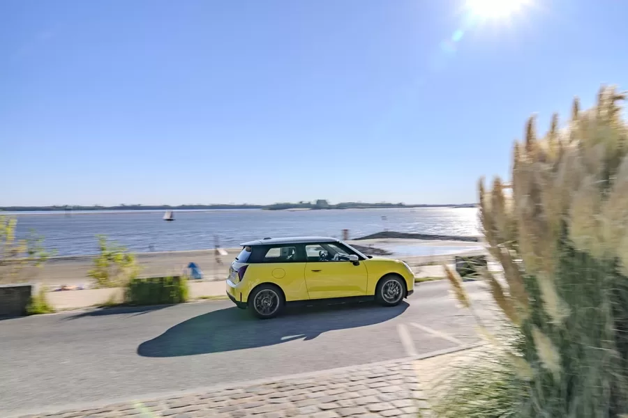 O MINI Cooper E inclui sistemas avançados de assistência ao motorista, como o Driving Assistant e o Parking Assistant, que garantem segurança extra durante a condução com sensores ultrassônicos.