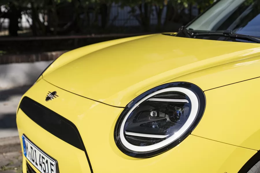 O design do MINI Cooper E mantém o estilo clássico, com 11 opções de cores para a carroceria e três opções de teto. Além disso, o interior minimalista apresenta um painel de tecido em dois tons.