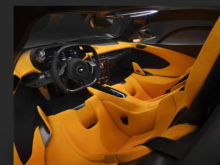 A McLaren W1 incorpora o revestimento sustentável InnoKnit no interior, que pode ser customizado em várias cores, integrando iluminação ambiente e sistema de áudio de forma leve e eficiente.