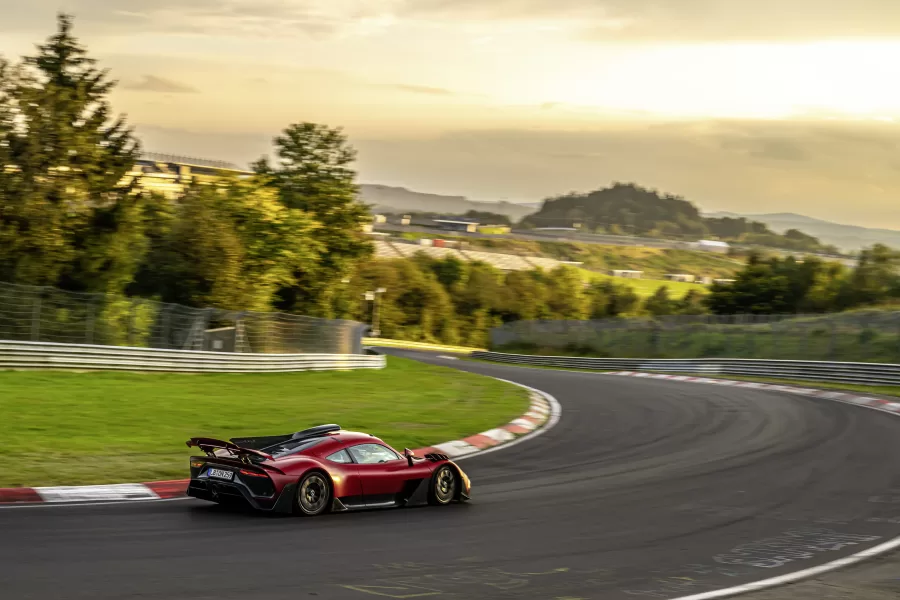 O hipercarro Mercedes-AMG ONE combina um motor a combustão e quatro motores elétricos, permitindo uma performance superior, com velocidade máxima de 352 km/h e tração AMG Performance 4MATIC+.