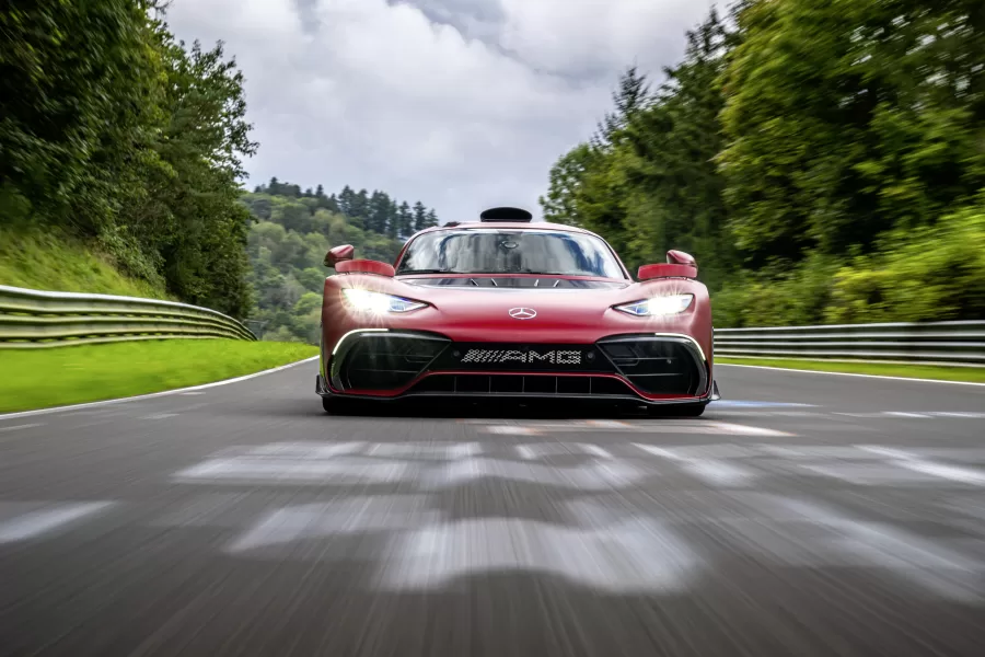 O Mercedes-AMG ONE quebrou seu próprio recorde no circuito de Nürburgring-Nordschleife, tornando-se o primeiro carro de produção a completar a pista em menos de 6:30 minutos, com um tempo de 6:29.090.