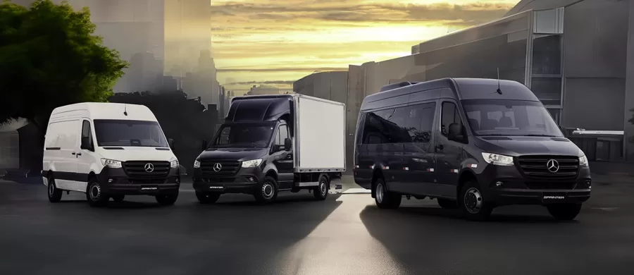 A linha Sprinter 2024 está disponível nas concessionárias da Mercedes-Benz, abrangendo as versões Van de Passageiro, Furgão e Truck, com diversas opções de configuração e novas funcionalidades.