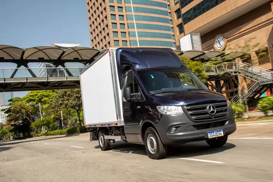 A Sprinter Truck é voltada para transporte de grandes volumes, ideal para empresas de transporte pesado e operações que exigem maior capacidade de carga, com eficiência e durabilidade.