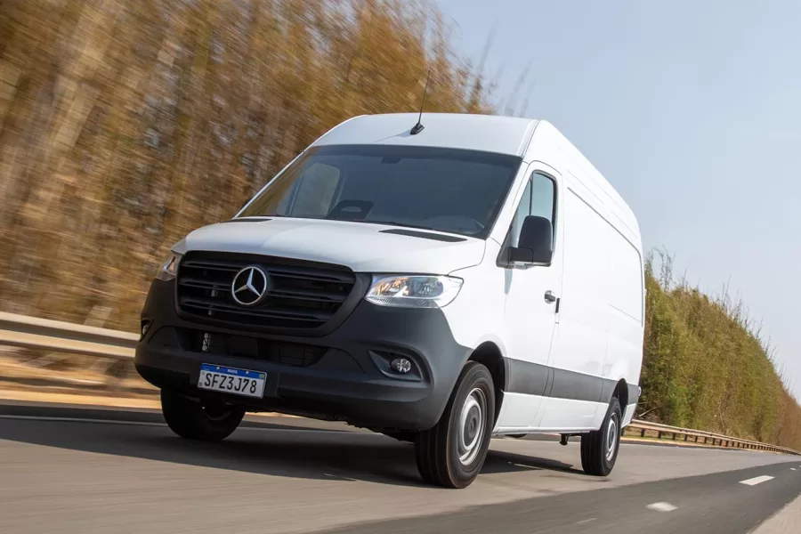 A Sprinter Furgão é perfeita para transporte de cargas em diversas operações logísticas, oferecendo versatilidade e segurança, sendo amplamente usada por empresas de entregas e distribuição.