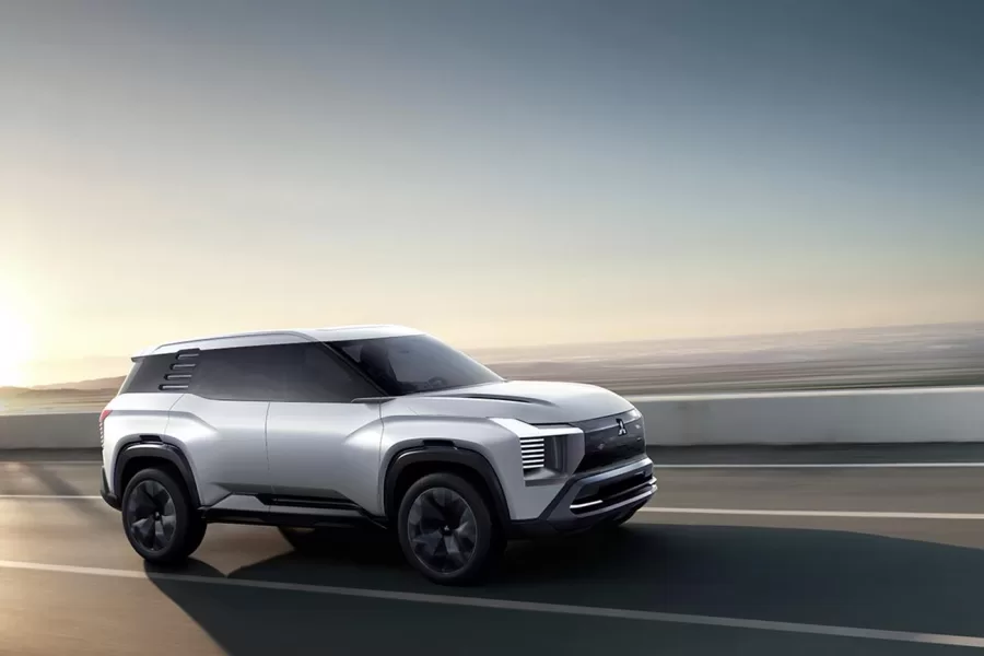 O design do Mitsubishi DST Concept é centrado em "Gravitas & Dynamism", combinando uma postura robusta com elementos dinâmicos que oferecem ao SUV uma presença imponente e capacidade em diversos terrenos.