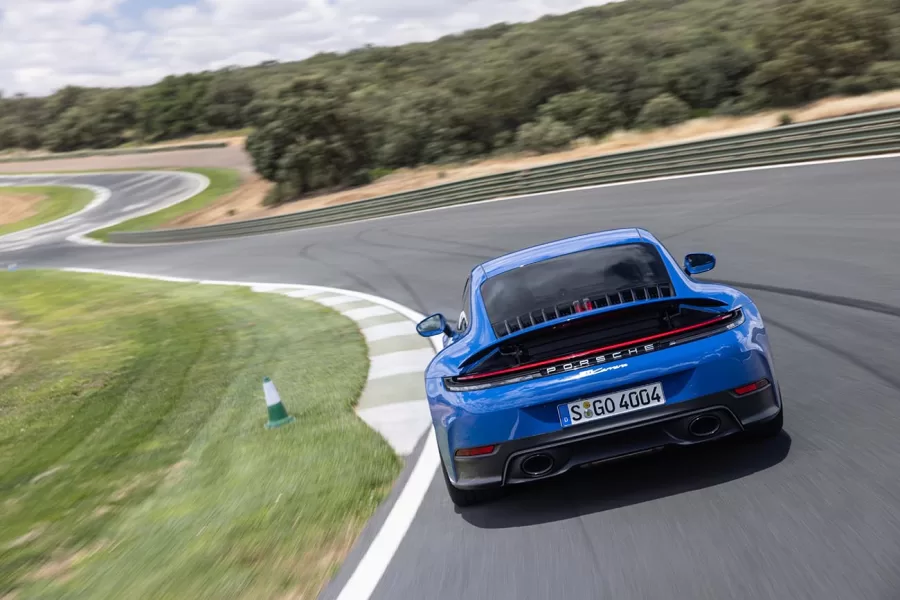 As primeiras unidades do novo 911 Carrera serão entregues no início de 2025. A marca também prepara o lançamento das versões 911 Carrera GTS, com vendas programadas para breve no Brasil.