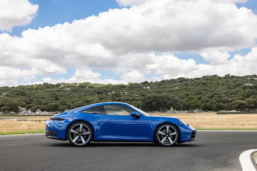 O Porsche 911 Carrera está disponível em duas variantes: Coupé e Cabriolet. A versão Cabriolet apresenta um teto flexível com quatro opções de cores, oferecendo mais personalização ao cliente.