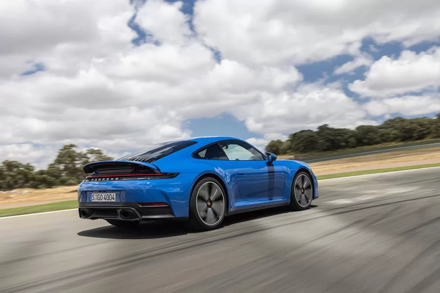 A Porsche iniciou as vendas do novo 911 Carrera no Brasil, trazendo as versões Coupé e Cabriolet. Com motor atualizado, o modelo oferece mais potência, eficiência e melhorias no design e aerodinâmica.