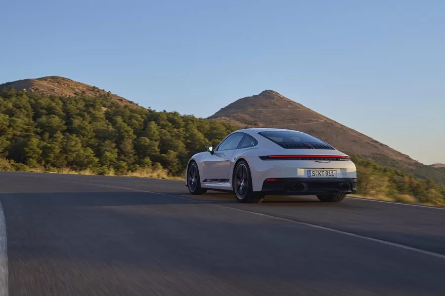 O Carrera T pesa até 42 kg a menos que o 911 Carrera, graças ao uso de vidros leves e menor isolamento. Essa redução de peso contribui diretamente para melhorar a agilidade e a dirigibilidade.